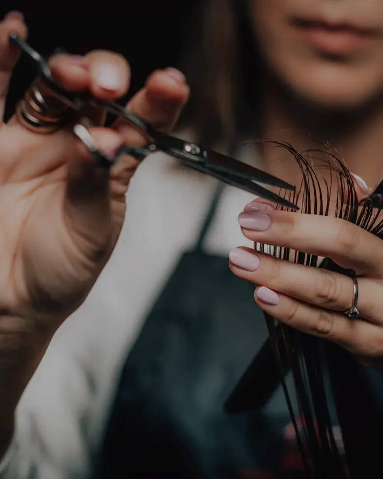 Frisör som klipper hår med nyslipad frisörsax i salong | Säffle Slipservice