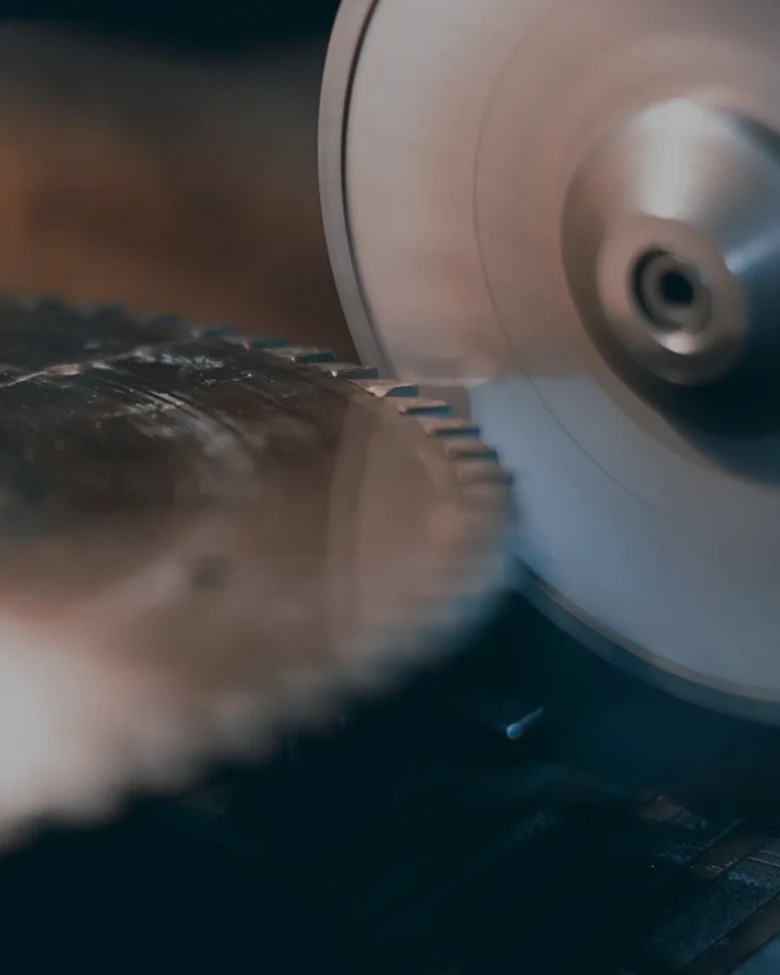 Sågklinga som slipas mot roterande slipskiva i verkstaden | Säffle Slipservice