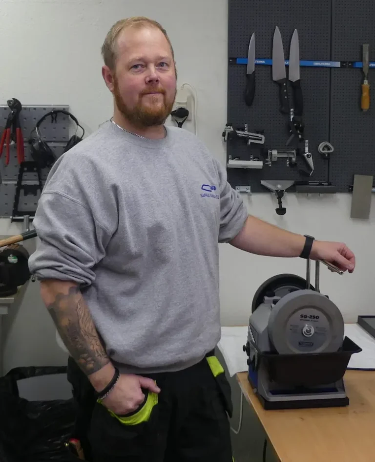 Peter Jansson vid slipmaskin i verkstaden hos Säffle Slipservice